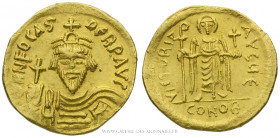 PHOCAS (602-610), Solidus frappé à Constantinople, (Or - 4,44 g - 20,2 mm - 7h)
A/ DN FOCAS PERP AVG. Buste couronné de Phocas de face, tenant le glo...
