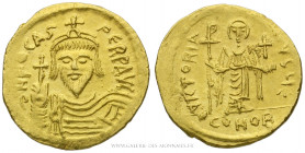 PHOCAS (602-610), Solidus frappé à Constantinople, (Or - 4,5 g - 20,4 mm - 6h)
A/ DN FOCAS PERP AVG. Buste couronné de Phocas de face, tenant le glob...