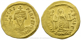PHOCAS (602-610), Solidus frappé à Constantinople, (Or - 4,41 g - 21 mm - 7h)
A/ DN FOCAS PERP AVG. Buste couronné de Phocas de face, tenant le globe...