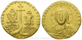 CONSTANTIN VII et ROMAIN II (945-959), Solidus frappé à Constantinople, (Or - 4,38 g - 18,6 mm - 6h)
A/ +IHS XPS REX REGNANTIVM. Buste nimbé du Chris...
