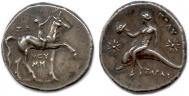 CALABRE - TARENTE 280-272
Cavalier nu au pas à droite couronnant son cheval. Dans le champ, ZΩ à gauche, NEY/MH en deux lignes. R/. Taras ou Phalantho...