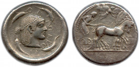 SICILE - SYRACUSE Règne de Gélon 485-479
Tête de la nymphe Aréthuse à droite, les cheveux perlés et relevés en queue sur la nuque, retenus par un coll...