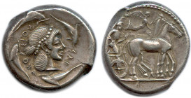 SICILE - SYRACUSE Règne de Gélon 485-479
Tête de la nymphe Aréthuse à droite, les cheveux lisses et relevés en queue sur la nuque, retenus par un coll...
