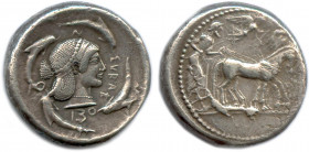 SICILE - SYRACUSE Règne de Gélon 485-479
Tête de la nymphe Aréthuse à droite, les cheveux en pointillés et 
relevés en queue sur la nuque, retenus par...