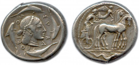 SICILE - SYRACUSE Règne de Hiéron Ier et Thrasybule 478-467
Tête de la nymphe Aréthuse à droite, les cheveux lisses et crantés, 
relevés en queue sur ...