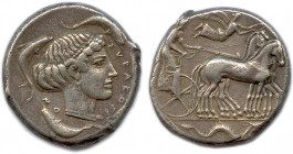 SICILE - SYRACUSE 2e démocratie 466-406
Tête de la nymphe Aréthuse à droite, les cheveux relevés sur la nuque et divisés en cinq coques et retenus par...