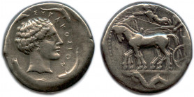 SICILE - SYRACUSE 2e démocratie 466-406
Tête de la nymphe Aréthuse à droite, les cheveux relevés (sans touffe). Quatre dauphins au pourtour et légende...