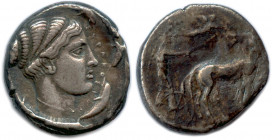 SICILE - SYRACUSE 2e démocratie 466-406
Tête de la nymphe Aréthuse à droite, les cheveux relevés et ligaturés. Quatre dauphins au pourtour et légende ...