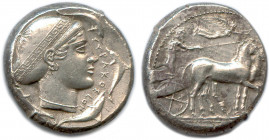 SICILE - SYRACUSE 2e démocratie 466-406
Tête de la nymphe Aréthuse à droite, les cheveux couverts d'un saccos, noué au sommet par une floche et décoré...