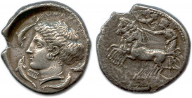 SICILE - SYRACUSE 2e démocratie 466-406
Tête de la nymphe Aréthuse à gauche, les cheveux ondulés et relevés sur le front. Sous le menton, double carto...