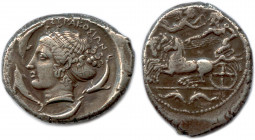 SICILE - SYRACUSE 2e démocratie 466-406
Tête de la nymphe Aréthuse à gauche, les cheveux dans un ampyx orné et une sphendoné portant la signature du g...