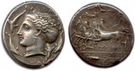 SICILE - SYRACUSE 2e démocratie 466-406
Tête de la nymphe Aréthuse à gauche, les cheveux dans un ampyx retenus par une sphendoné étoilée. Elle est par...