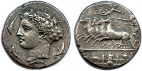 SICILE - SYRACUSE Règne de Denys 406-367
Tête de la nymphe Aréthuse à gauche, les cheveux relevés dans une résille nouée sur le front par un ampyx por...