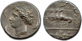 SICILE - SYRACUSE Règne de Denys 406-367
Tête de la nymphe Aréthuse à gauche, couronnée de roseaux. Elle est parée de boucles d'oreilles à triple pend...