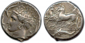 SICILE - SYRACUSE Règne de Denys 406-367
Tête de la nymphe Aréthuse à gauche, les cheveux flottants et retenus par une sphendoné. Au pourtour, quatre ...