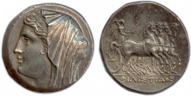 SICILE - SYRACUSE Philistis, épouse de Hiéron II 275-215
Buste diadémé et voilé de Philistis à gauche. R/. Niké conduisant un quadrige à droite. Au de...