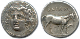 THESSALIE - LARISSA 400-344
Tête de la nymphe Larissa de trois-quarts face, les cheveux retenus par un ampyx. Elle est parée d'un collier. R/. Jument ...