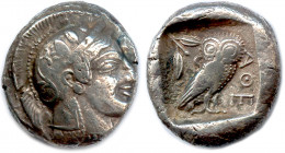 ATTIQUE - ATHÈNES 460-465
Tête d’Athéna à droite (l'œil de face), coiffée d'un casque à aigrette orné d’un fleuron et de trois feuilles de laurier. El...