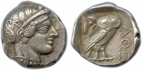 ATTIQUE - ATHÈNES 470-465
Tête d'Athéna à droite (l'oeil de face), coiffée d'un casque à aigrettes orné d'un fleuron et de trois feuilles de laurier. ...