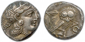 ATTIQUE - ATHÈNES 353-294
Tête d'Athéna à droite (l'oeil de profil), coiffée d'un casque à aigrettes orné d'un fleuron et de trois feuilles de laurier...