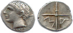 MASSALIA 385-220
♦ Brenot 116 et ss
Obole en argent. (0,63 g) 
Cheveux ondulés. Très beau.