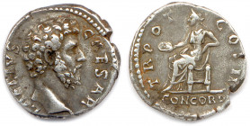 ÆLIUS Lucius Ælius Verus César décembre 136 - 1er janvier 138
L AELIVS CAESAR. Sa tête nue droite. R/. TR POT COS II. Concorde drapée assise sur le tr...
