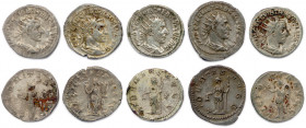 TRÉBONIEN GALLE Caius Vibius Trebonianus Gallus 15 août 251 - août 253
Cinq antoniniens en argent : ♦ Cohen 13, 37, 63, 63, 128. T.B. et Très beaux....