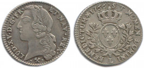 LOUIS XV 1715-1774
Sa tête ceinte d'un bandeau. Deux pavots en sautoir entre deux points, marque de Pierre d'Arripe. 
R/. Écu ovale couronné aux armes...