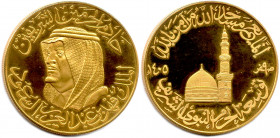 ARABIE SAOUDITE 
FAHD BIN ABDULAZIZ AL SAUD 
Médaille commémorative en or 1405 (1984). 
Tranche cannelée. Ø 40 mm (49,91 g) 
Flan bruni. Superbe.