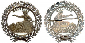 SUISSE 
Pièce de 5 Francs Helvetia en argent ajourée montée en broche ceinte d’une couronne de chêne. (22,39 g) 
Travail d'orfèvre.