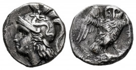 Calabria. Tarentum. Drachm. 280-272 BC. (Vlasto-1077/83). (HN Italy-1018). Anv.: Head of Athena left, wearing crested Attic helmet ornamented with Sky...