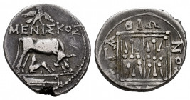 Illyria. Dyrrhachion. Drachm. 250-200 BC. Meniskos and Agathionos, magistrates. (Hgc-3.1,40). Anv.: Cow standing to right, head reverted, suckling cal...