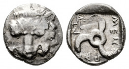 Lycia. Mithrapata. Diobol. 425-360 BC. (Sng Cop-27 var). Anv.: Facing lion's scalp. Rev.: Triskeles with legend arround, all within incuse square. Ag....