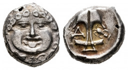 Thrace. Apollonia Pontika. Drachm. 400-380 BC. (Gc-1655). (Sng Cop-456). Anv.: Facing gorgoneion. Rev.: Anchor; A to left, crayfish to right. Ag. 2,86...