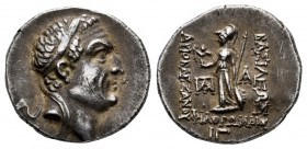 Cappadocian Kingdom. Ariobarzanes I Philoromaios. Drachm. RY 13 = 83/2 BC. (Simonetta-9a). Anv.: Diademed head right. Rev.: Athena standing left, hold...