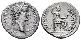 Tiberius. Denarius. 14-37 AD. Lugdunum. (Ric-30). (Bmcre-48). (Seaby-16a). Anv.: TI CAESAR DIVI AVG F AVGVSTVS, laureate head right. Rev.: PONTIF MAXI...