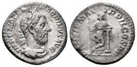 Macrinus. Denarius. 217-218 AD. Rome. (Ric-46). (Cohen-98). Anv.: IMP C M OPEL SEV MACRINVS AVG. Laureate, draped and cuirassed bust to right. Rev.: P...