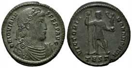 Jovian. Maiorina. 363-364 AD. Thessalonica. (Ric-235). Anv.: DN IOVIANVS PF P P AVG, rosette-diademed, draped and cuirassed bust right. Rev.: VICTORIA...