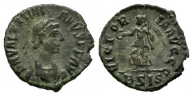 Valentinian II. 1/2 centenional. 384-387 AD. Siscia. (Ric-39a). Anv.: D N VALENTINI - ANVS P F AVG, diademed, draped and cuirassed bust right. Rev.: V...