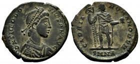 Theodosius I. Maiorina. 392-394 AD. Nicomedia. (Ric-IX 46). Anv.: D N THEODOSIVS P F AVG, diademed, draped and cuirassed bust to right. Rev.: GLORIA R...