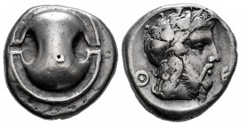 Boeotia. Thebes. Stater. 425-400 BC. (BCD Boeotia-438). Anv.: Boeotian shield. Rev.: Θ-Ε Bearded head of Dionysos to right, wearing ivy wreath. Ag. 11...