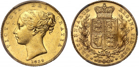 AU55 | Victoria (1837-1901), gold Sovereign, 1839, first young head left, W.W. raised on truncation for engraver William Wyon, Latin legend and toothe...