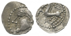 Gallien. Bituriges.

 Quinar (Silber).
Vs: Kopf links.
Rs: Pferde nach links stehend, darüber Schwert, darunter Pentagramm.

15 mm. 2,01 g. 

...