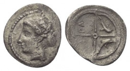 Sizilien. Syrakus. Dionysios I. (405 - 367 v. Chr.).

 Hemilitra (Silber). Ca. 405 - 395 v. Chr.
Vs: Kopf des Arethousa mit Sphendone links.
Rs: R...