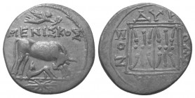 Illyrien. Dyrrhachion.

 Drachme (Silber). Ca. 275 - 48 v. Chr.
Vs: Kuh mit Kalb nach rechts stehend, darüber Nike nach rechts fliegend über Magist...
