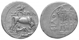 Illyrien. Dyrrhachion.

 Drachme (Silber). Ca. 275 - 48 v. Chr.
Vs: Kuh mit Kalb nach rechts stehend, darüber Adler über Magistratsname: Xenon; im ...