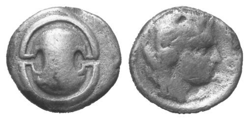 Boiotien. Theben.

 Obol (Silber). Ca. 368 - 338 v. Chr.
Vs: Boiotischer Schi...