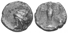 Pontos. Amisos.

 Drachme (Silber). Ca. 435 - 370 v. Chr.
Vs: Kopf der Hera-Tyche mit Mauerkrone links.
Rs: Eule mit gespreizten Flügeln en face s...