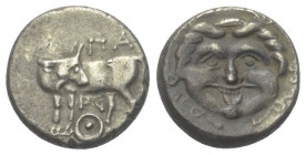 Mysien. Parion.

 Hemidrachme (Silber). 4. Jhdt. v. Chr.
Vs: Stier mit zurückgewandtem Kopf nach links stehend, zwischen den Beinen Theta.
Rs: Kop...