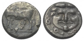 Mysien. Parion.

 Hemidrachme (Silber). 4. Jhdt. v. Chr.
Vs: Stier mit zurückgewandtem Kopf nach links stehend, zwischen den Beinen Bukranion.
Rs:...